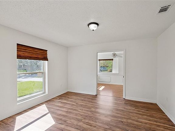 4th image of 428 Broken Bough Dr