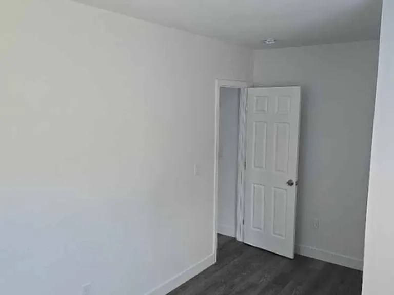 871 E 49th St #1/4 — Photo 7