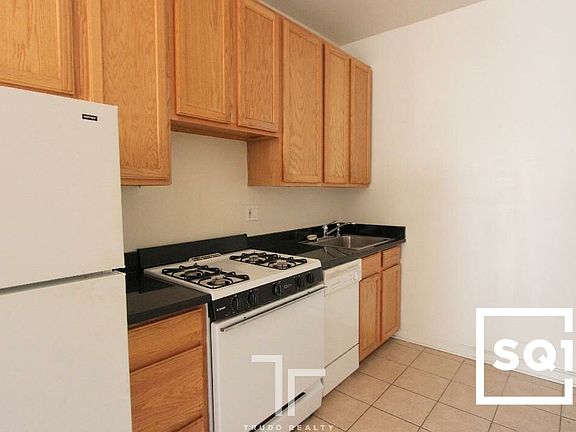 2nd image of 3912 N Pine Grove Ave #3914-1W
