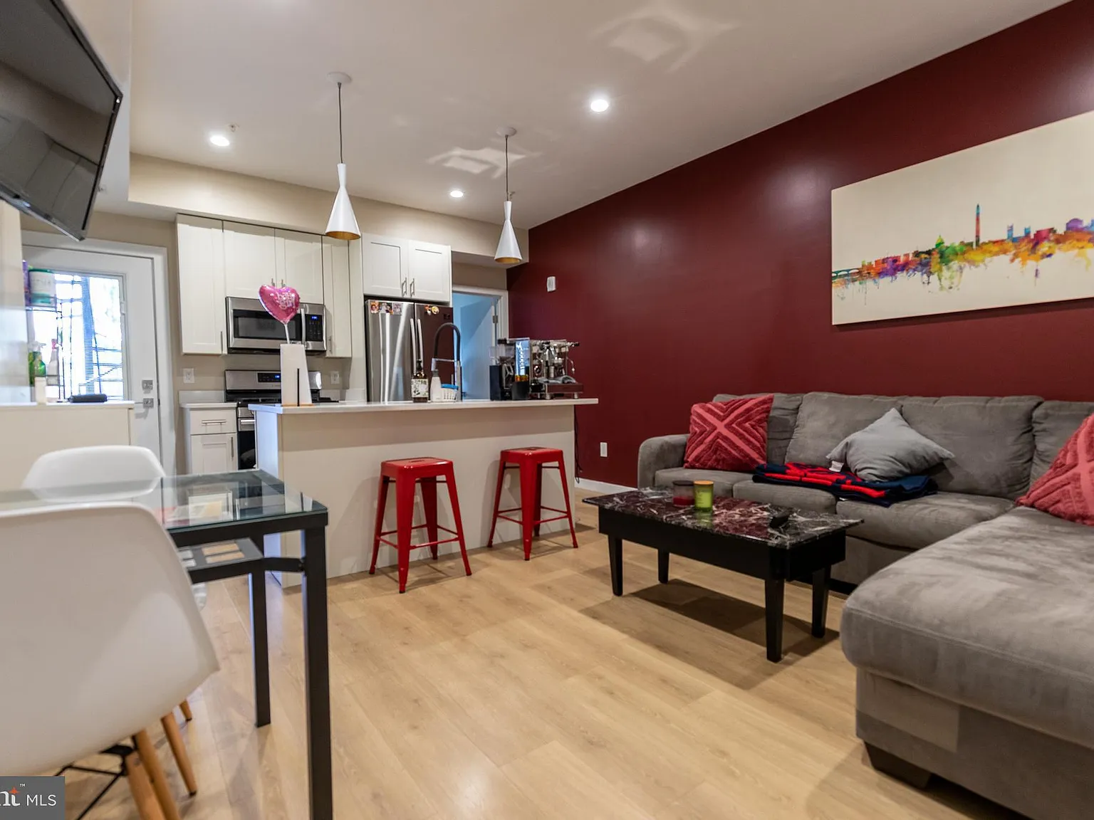 2 bed, 701 sqft, $2,300 — Photo 2
