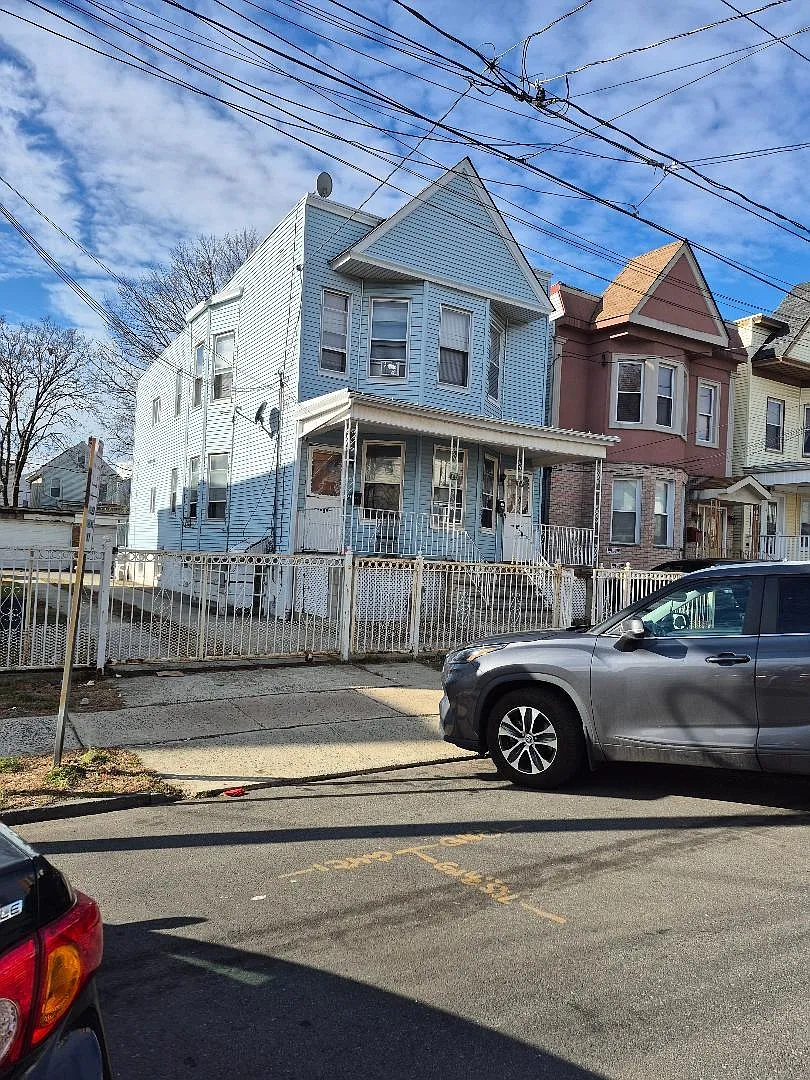 77 Pearsall Ave photo 1
