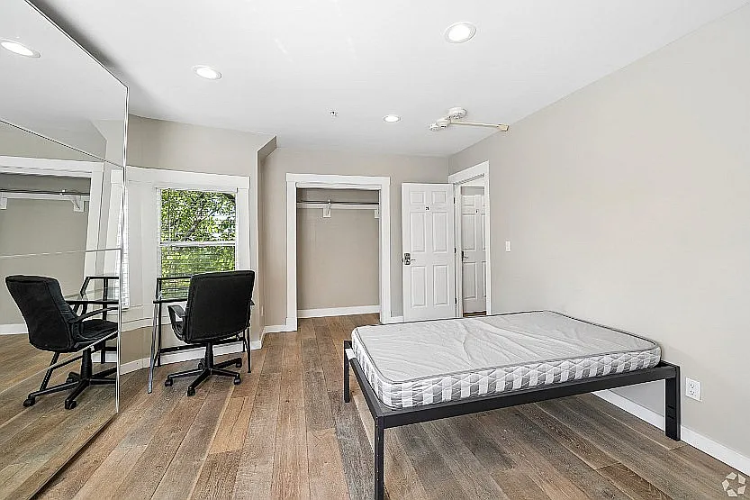 1770 La Loma — Photo 4