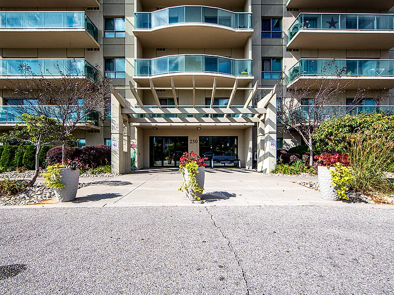 250 Lena Cres — Photo 12