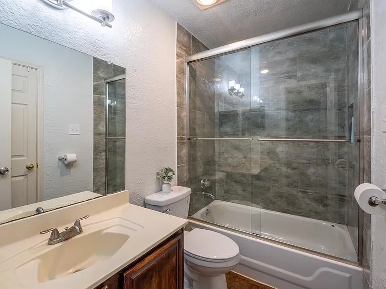 2414 Coventry Ct — Photo 5