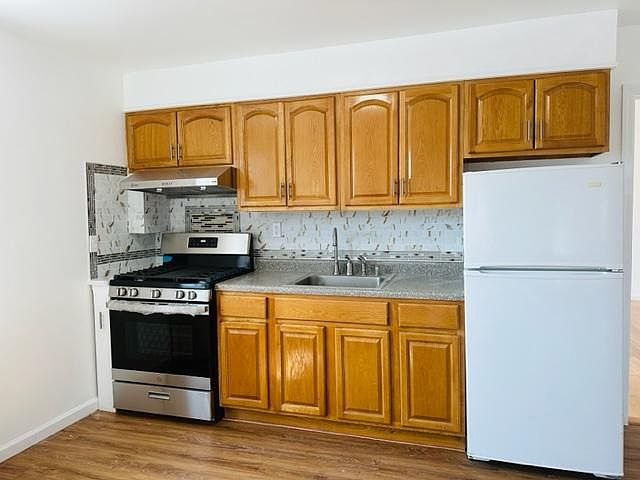 1st image of 215 Willis Ave Floor 2