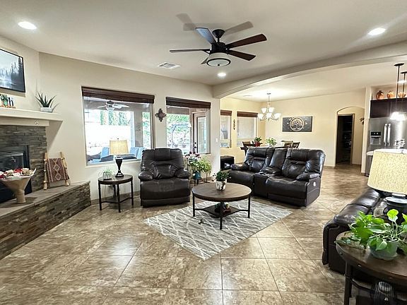 4th image of 2424 Desert Hills Dr