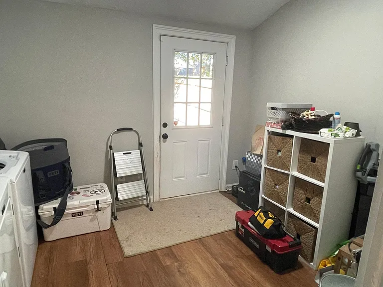 Laundry room w/ storage
