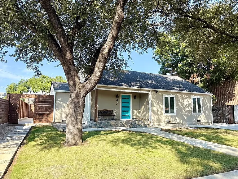 414 Templeton Dr — Photo 2