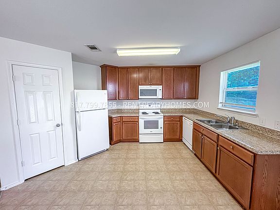 5th image of 605 Stirrup Bar Dr