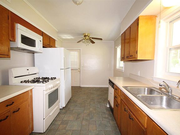 4th image of 724 Gentian Dr