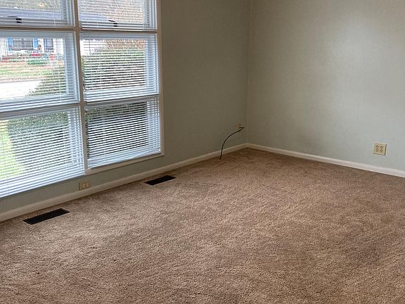 3rd image of 4102 Cloverdale Dr NW