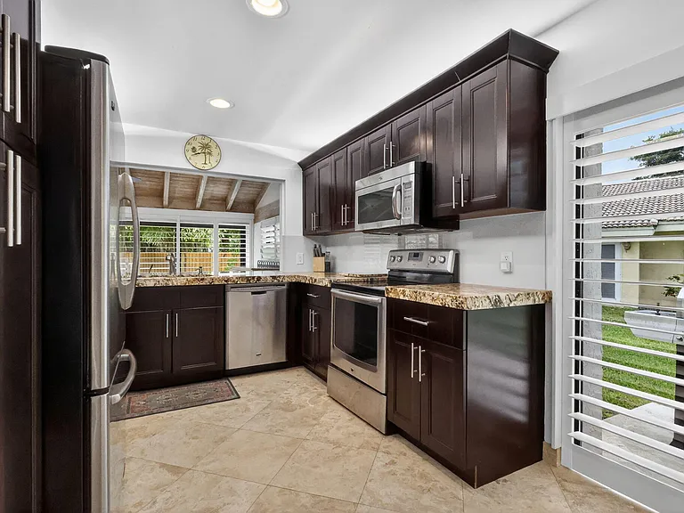 804 Foxpointe Cir — Photo 25