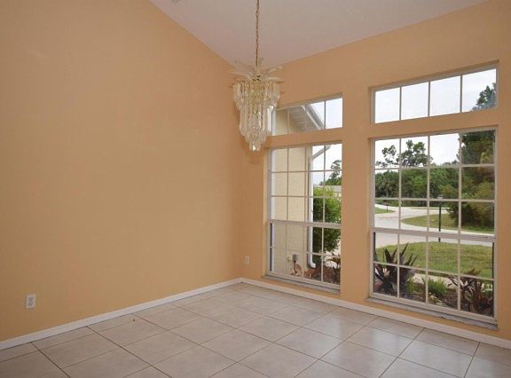 4th image of 483 SW Leona Dr