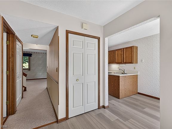 5th image of 15504 Roxboro Dr