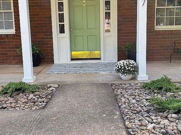 2nd image of 117 Oakhaven Dr