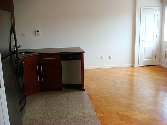 4th image of 3027 30th St APT 4C