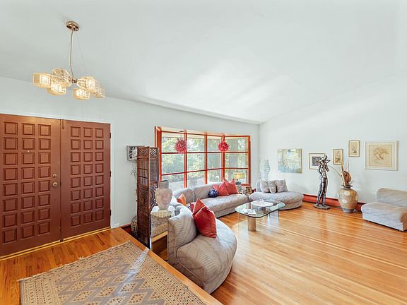 4th image of 552 Cardinal Dr