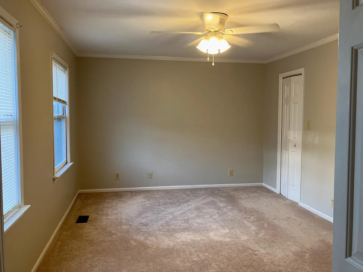 Building Photo - 119 N Springs Ct