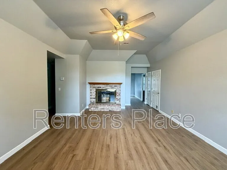 312 W Sycamore St — Photo 2