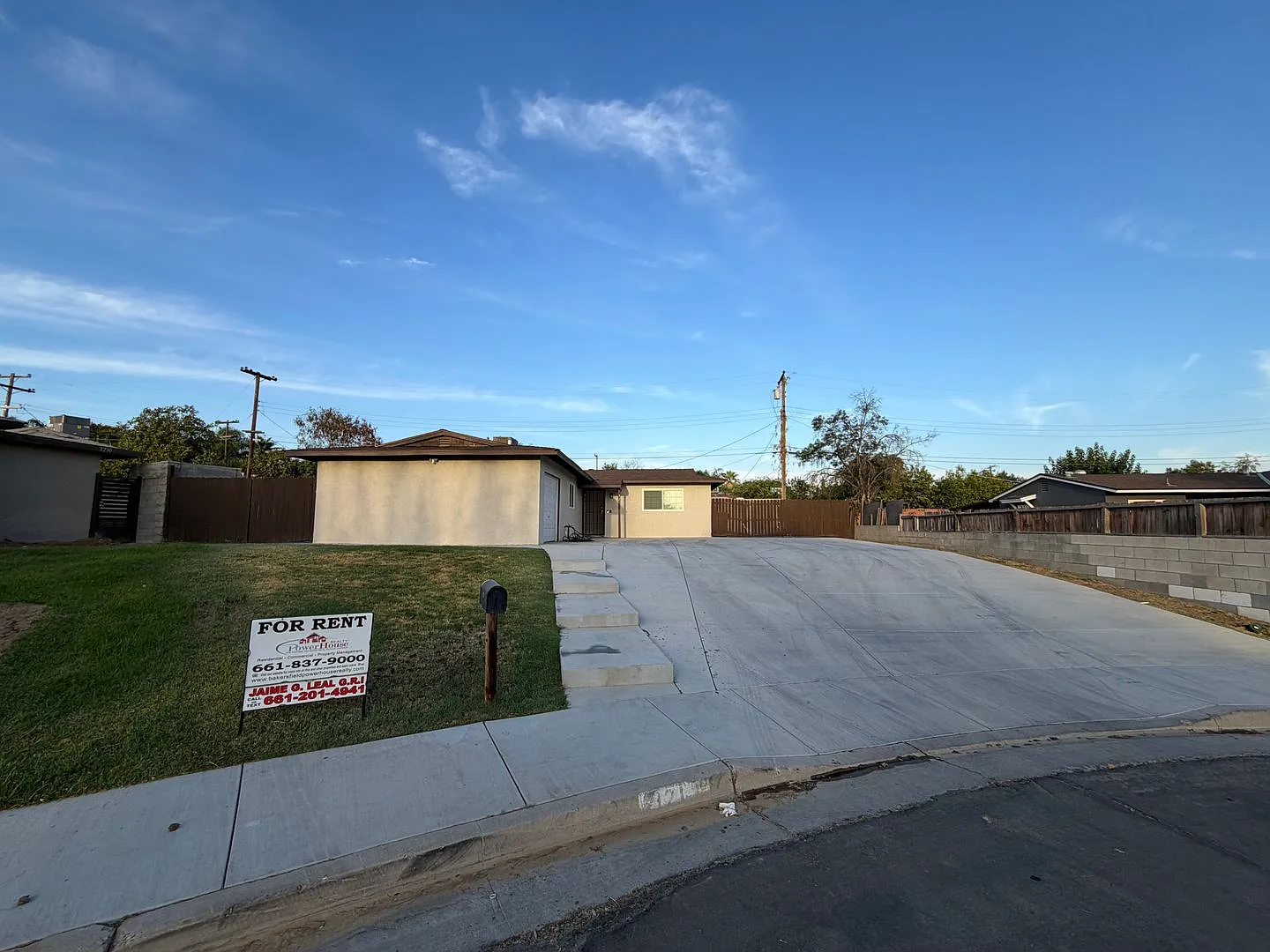 WOW Newley Remodeled 3 BD 1 BA Home in East Bakersfield Near Oswell St & Niles St — Photo 4