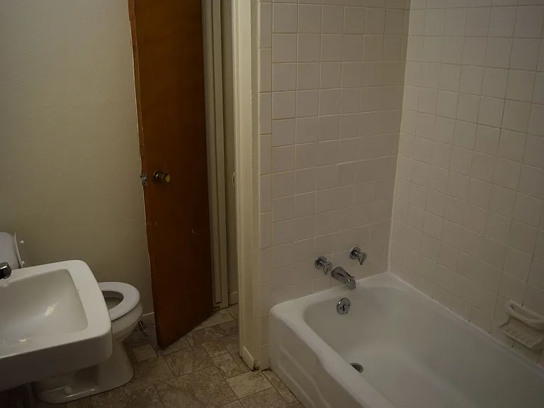 402 W Clark St — Photo 12