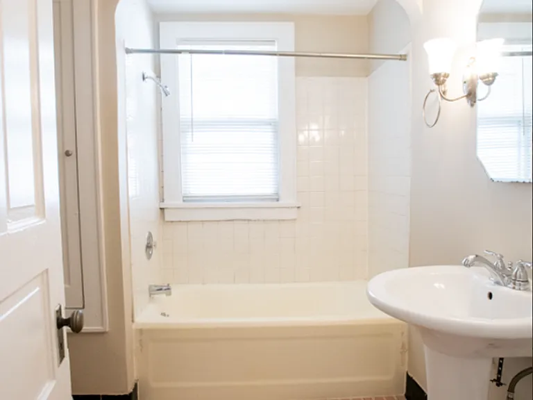 $1565 2 Bedroom Upper Flat Near UWM - 2728 N Murray — Photo 11