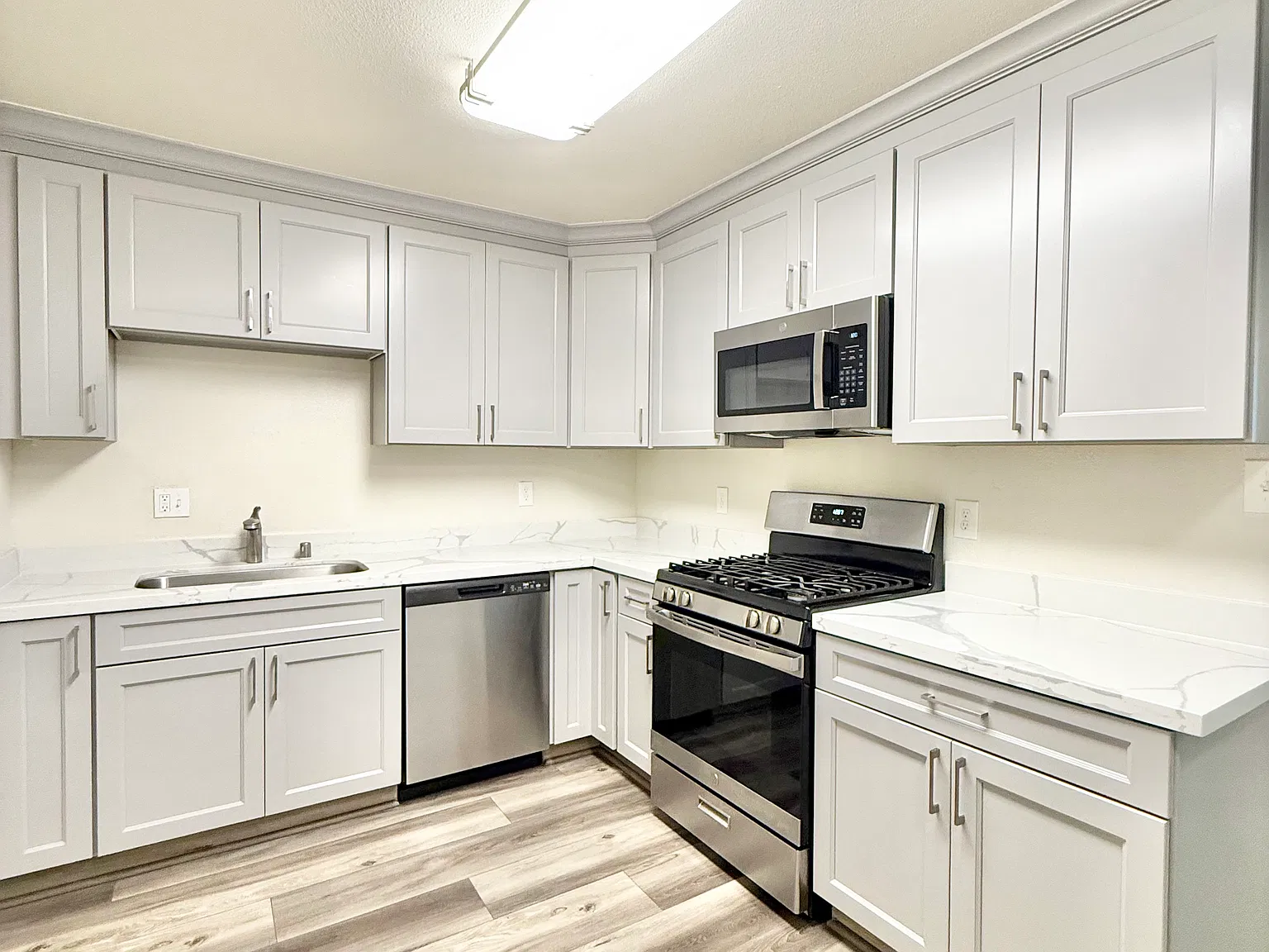 3 bed, $1,975 — Photo 1