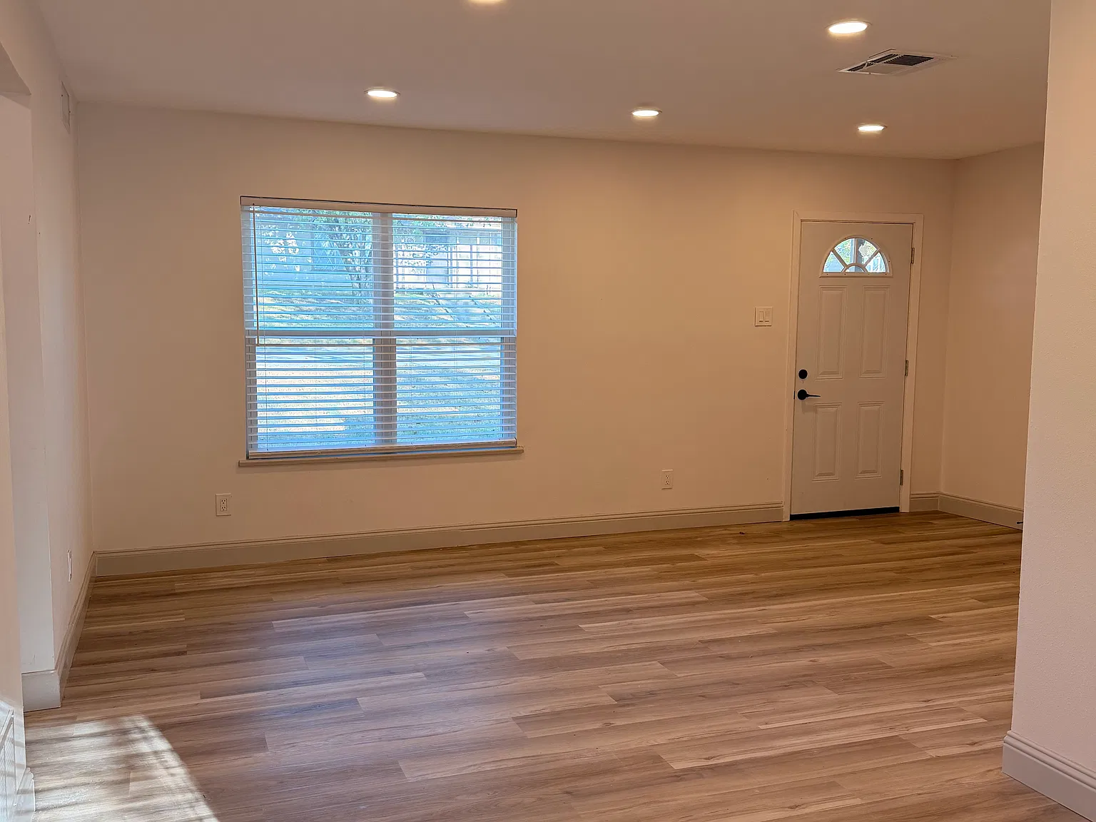 2 bed, 1.5 bath, 1289 sqft, $1,350 — Photo 4