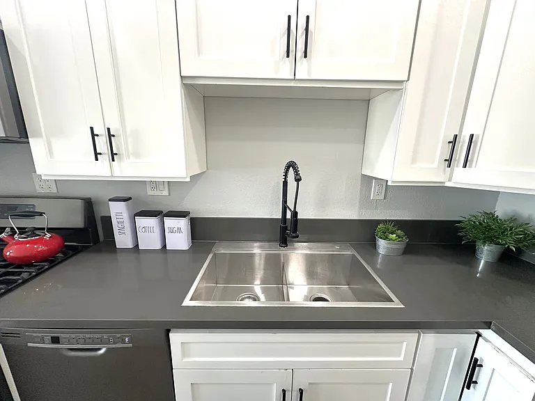 Marquis Apartments — Photo 14