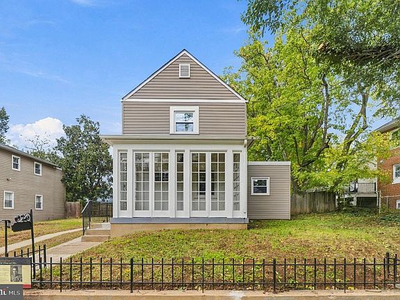 3rd image of 4428 Hunt Pl NE