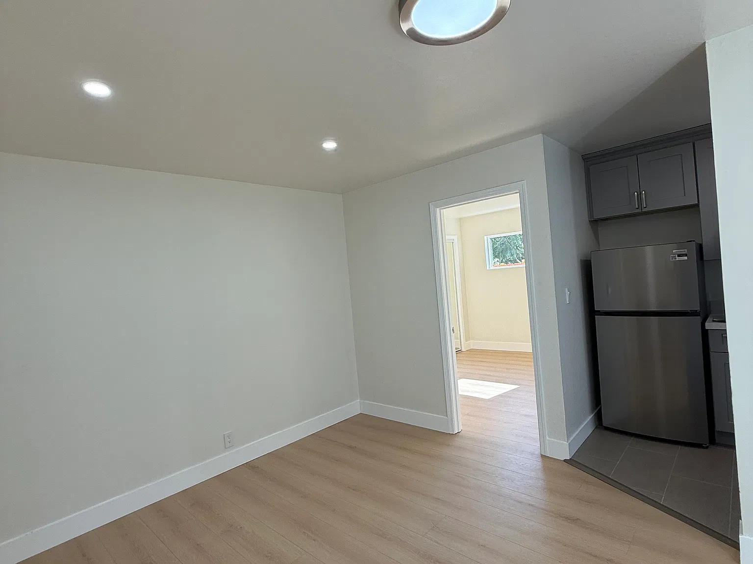 1 bed, 318 sqft, $2,352 — Photo 3