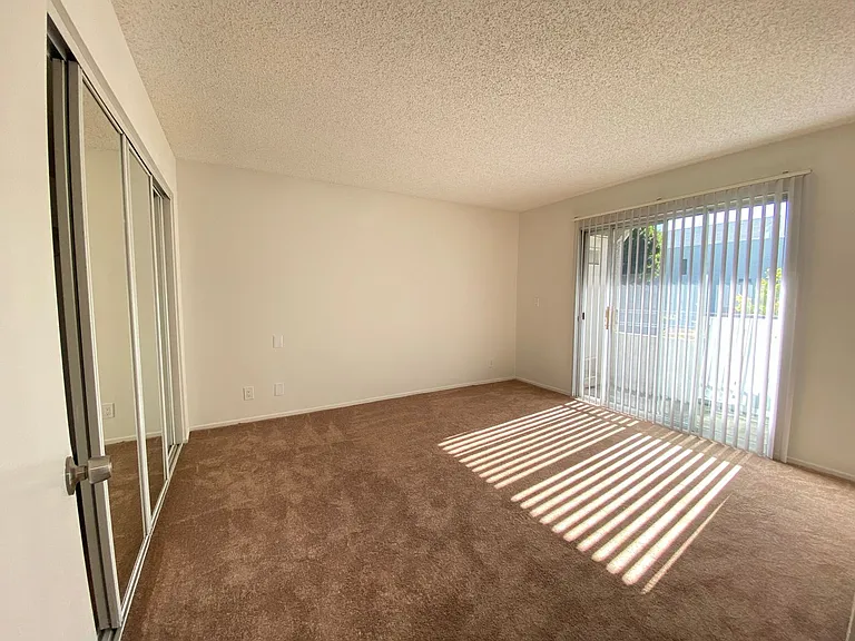 Farmdale Court Apartments — Photo 19