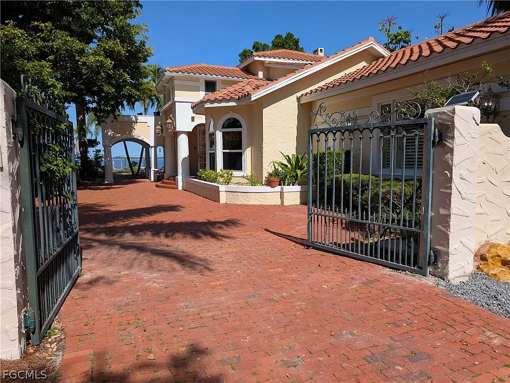 3 bed, 2.0 bath, 2970 sqft, $20,000 — Photo 3