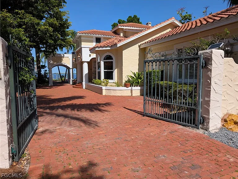 2878 Valencia Way — Photo 3