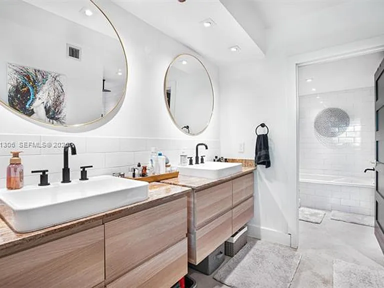 245 Michigan Ave #5-LG — Photo 10