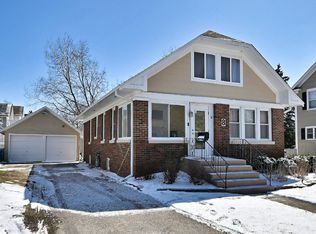 8 S Commonwealth Ave, Aurora, IL 60506