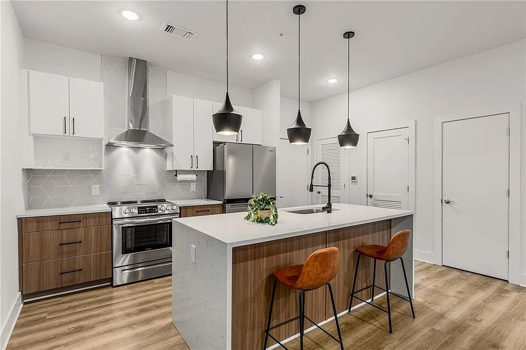 1 bed, 1.0 bath, 804 sqft, $1,950 — Photo 2