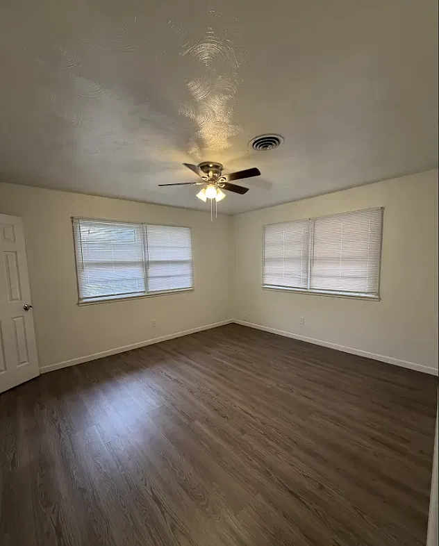 5 bed, 2500 sqft, $2,100 — Photo 2