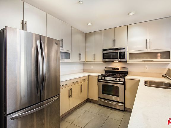 5th image of 733 S Manhattan Pl Unit 204