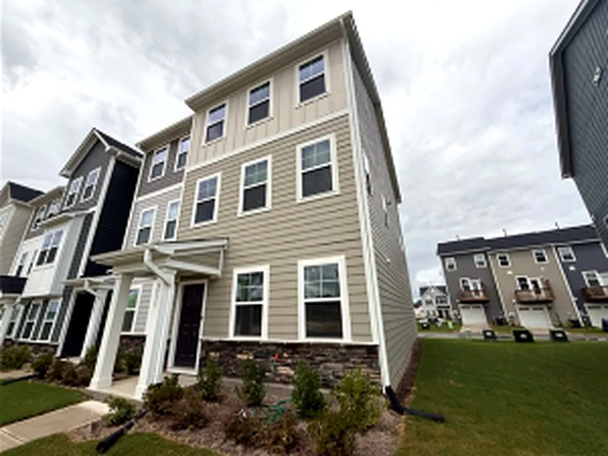 3 bed, 3.5 bath, 1733 sqft, $2,050 — Photo 2
