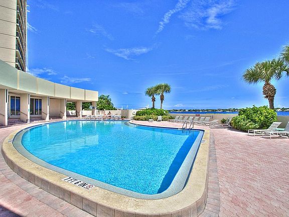 4th image of 124 Lakeshore Dr #G-32