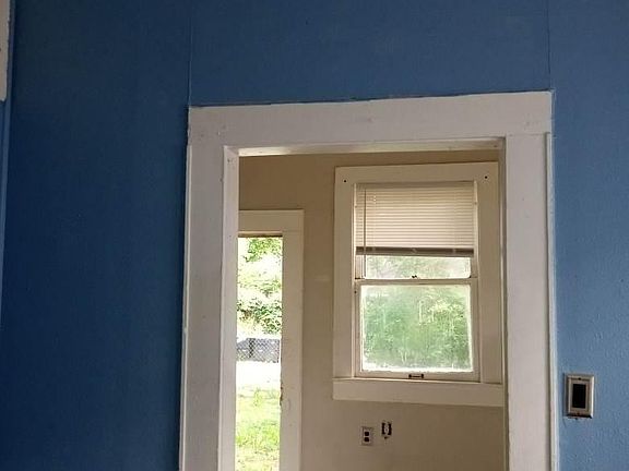 4th image of 265 Robinson Pl #A