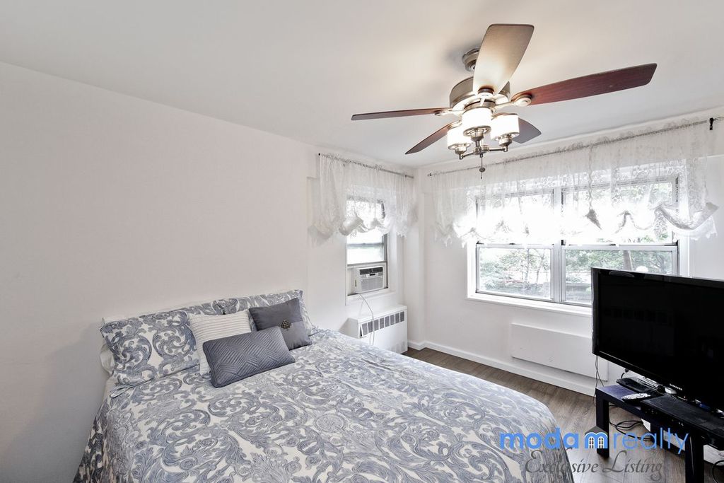 2 Bed 1 Bath Property, New York • 900 Sq Ft