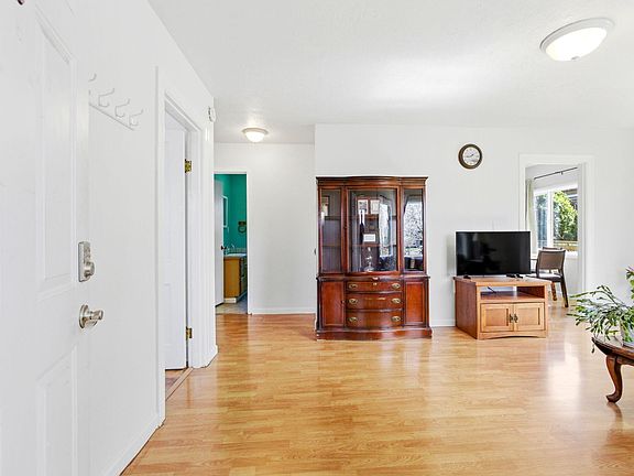 5th image of 2326 Evergreen Ave NE