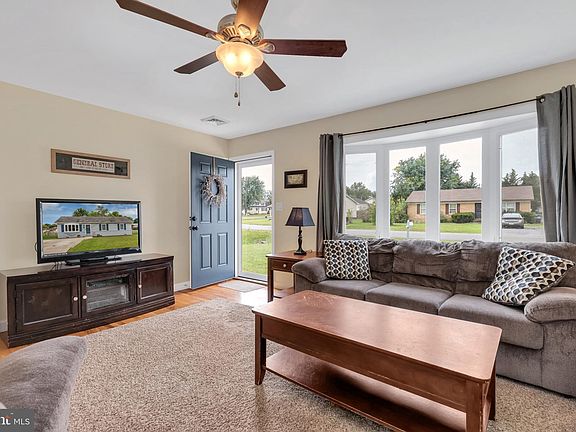3rd image of 224 Hackberry Dr