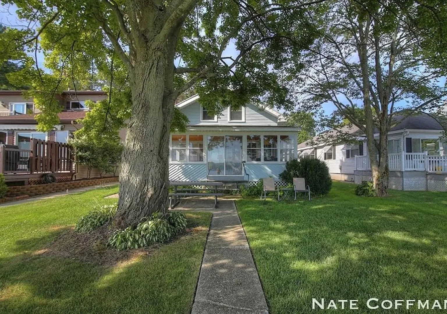 Lakefront 4 bed 2 bath home — Photo 1