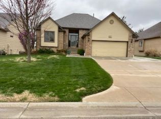 1609 Oxford Ct, Andover, KS 67002