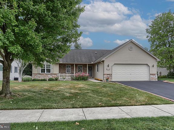 3rd image of 115 Arbor Dr