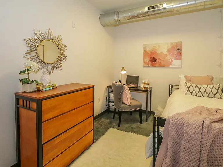 142 W Johnson St — Photo 12