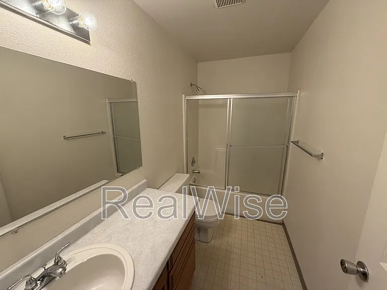 2145 NW Heidi Ln #D — Photo 8